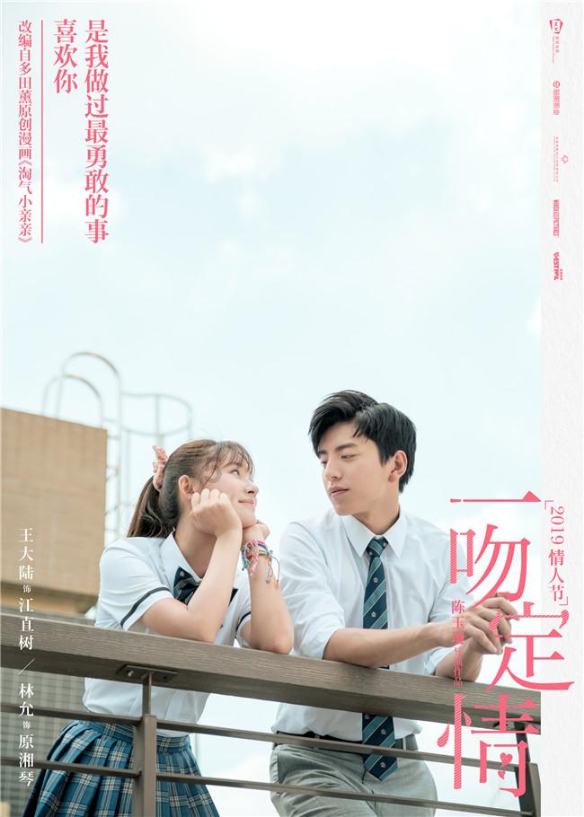 沙滩游玩的女孩们