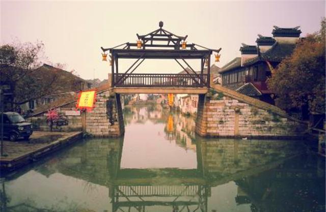 逃离昏暗下的小村
